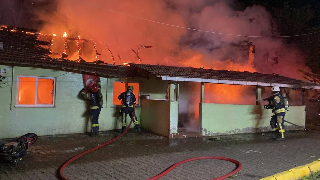 Kocaeli'de ‘pes’ dedirten olay: Alkol alıp, annesi de içerideyken evi ateşe verdi 9